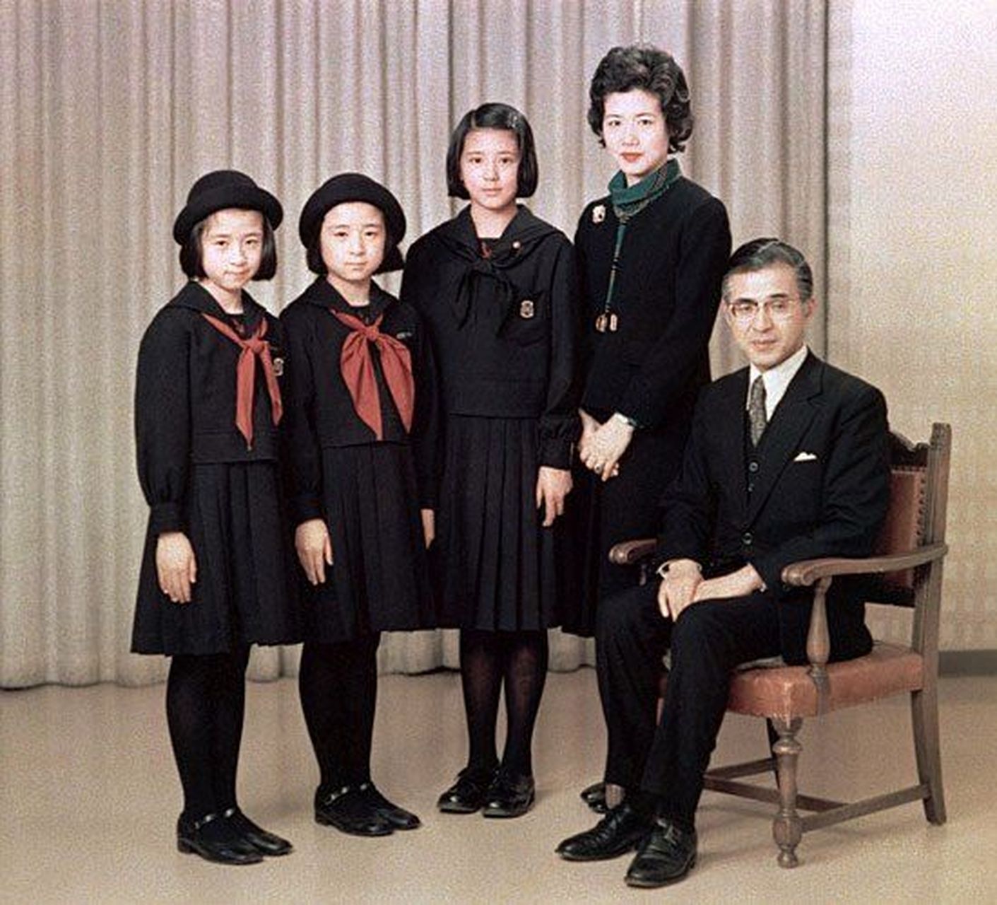 雅子皇后在娘家的全家福 雅子皇后少年时代的全家福,雅子和父母以及两