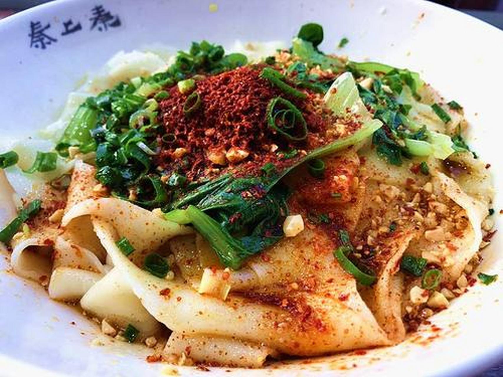 油泼面,咸阳传统美食,色泽红润,香辣可口.