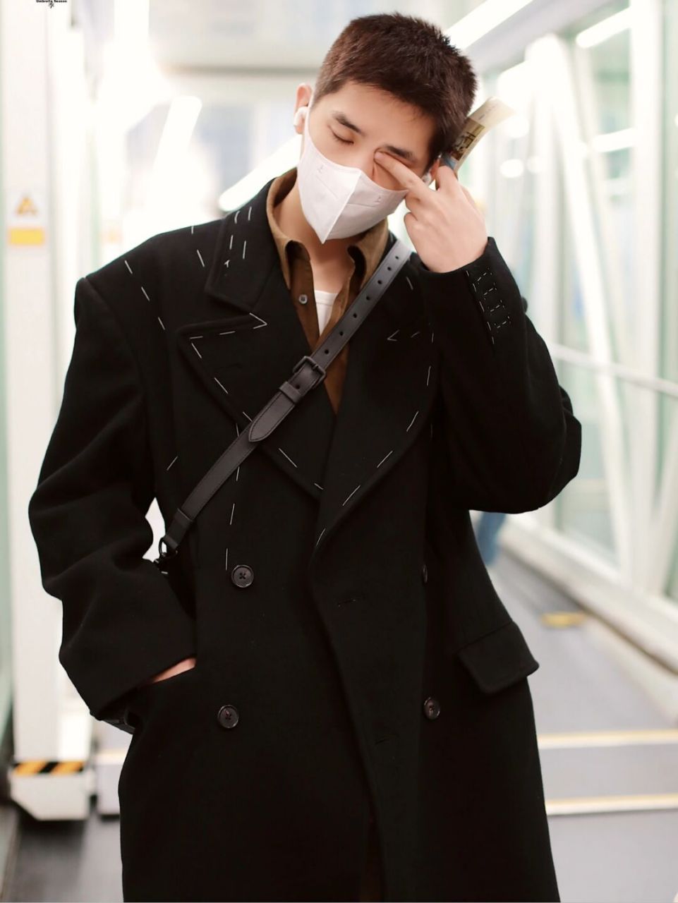 王安宇这组机场街拍有点绝 王安宇今日私服, 十分帅气的一身, 完全在