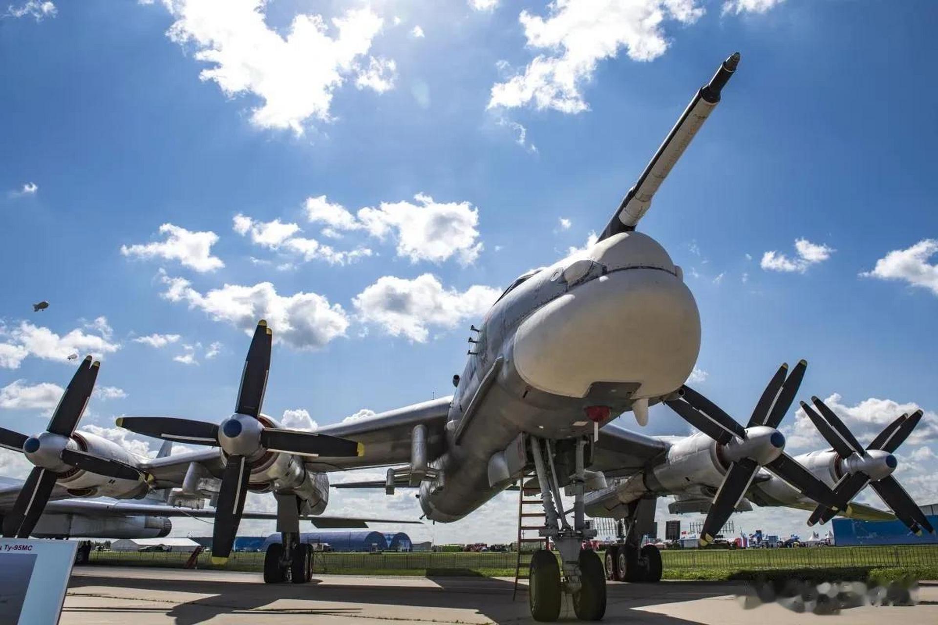 乌克兰偷袭黑海舰队的燃料油库爽的不要不要的,不知道他们可曾想到会