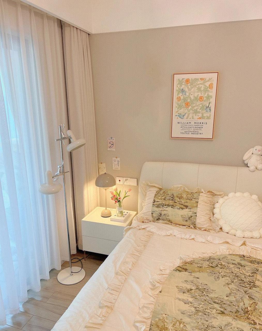 越来越喜欢卧室温暖柔美的色系,入住之后慢慢把卧室变成了自己喜坏哪