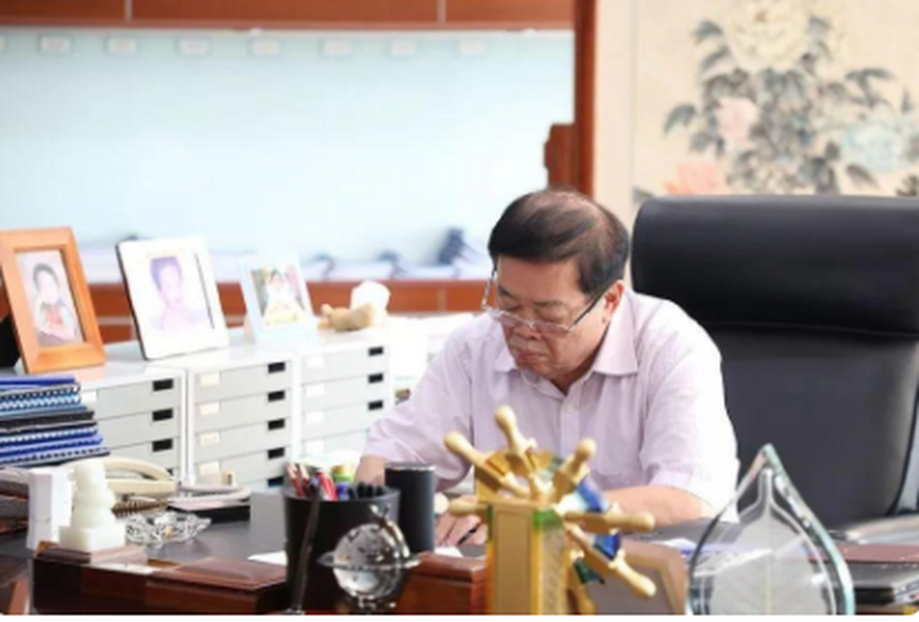 2004年的一天,曹德旺在办公室看文件,忽然感觉心神不宁,鬼使神差地
