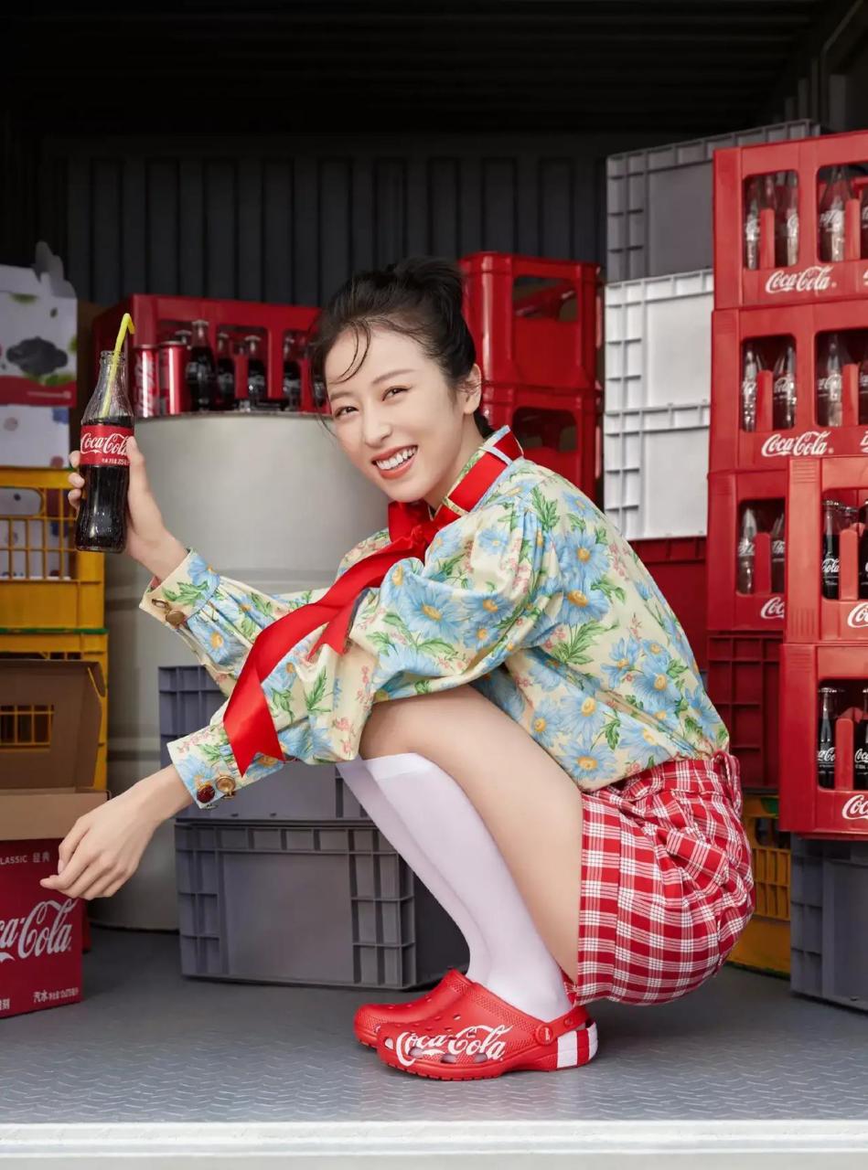 "丝袜美腿,笑容甜美",女明星周雨彤"化身"可口可乐"装卸工"!