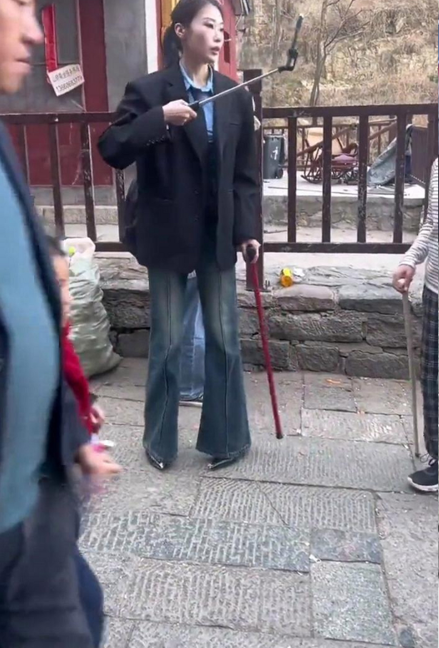 穿高跟鞋爬山,绝了~