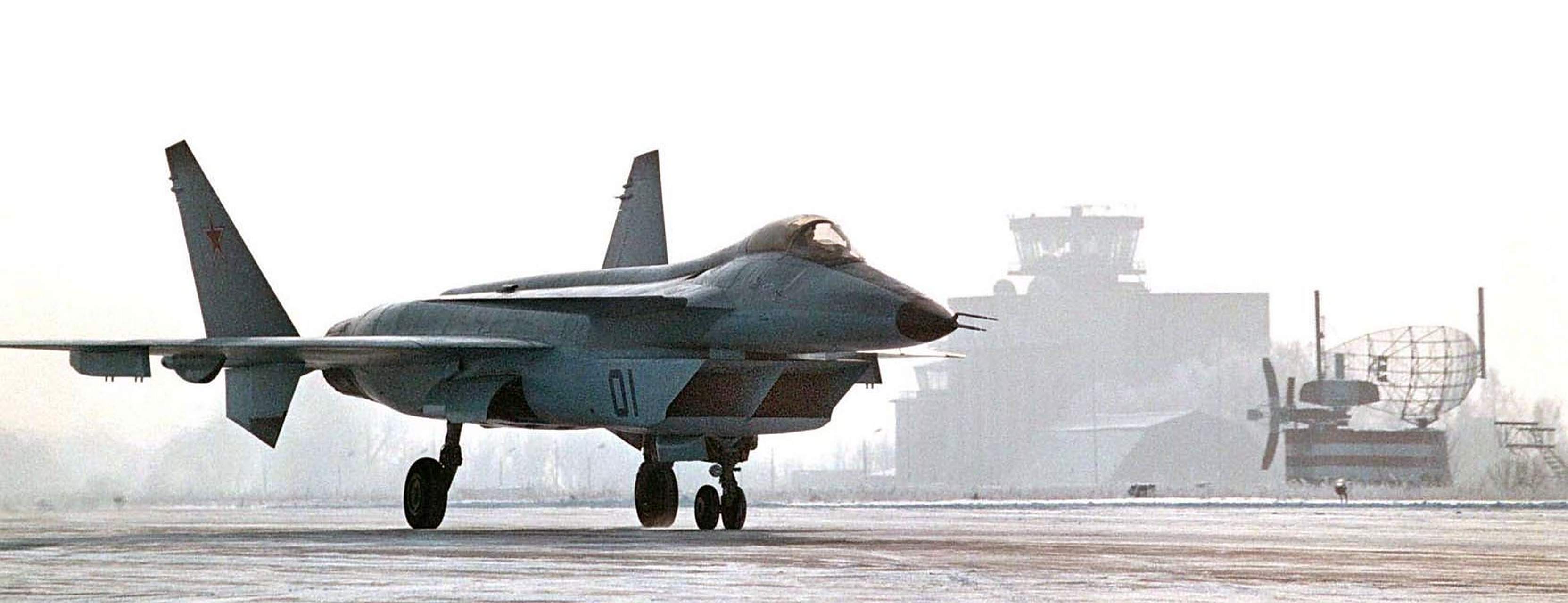 甚至声称歼-20隐身战斗机"山寨"了米格1