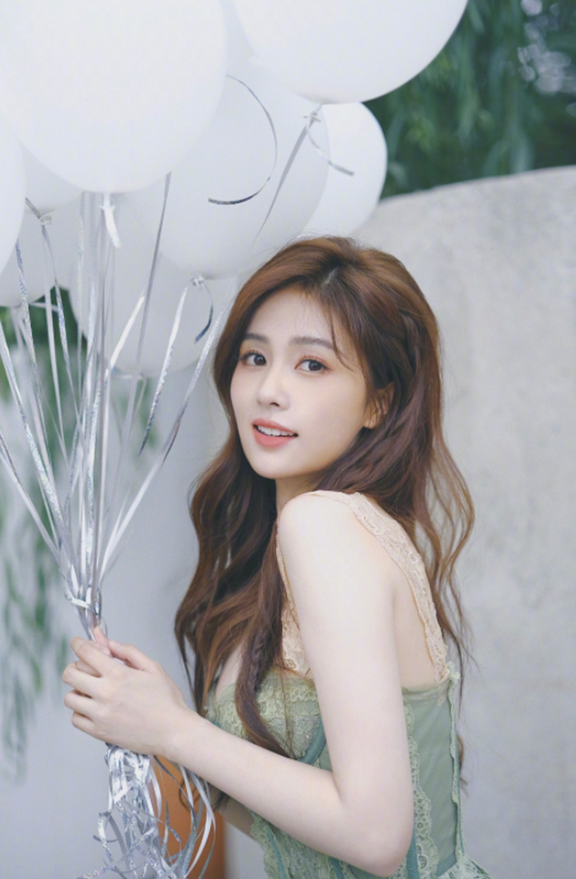 喜欢呀,既漂亮又可爱,看到白鹿的照片似乎就想起了白鹿那爽朗的笑声