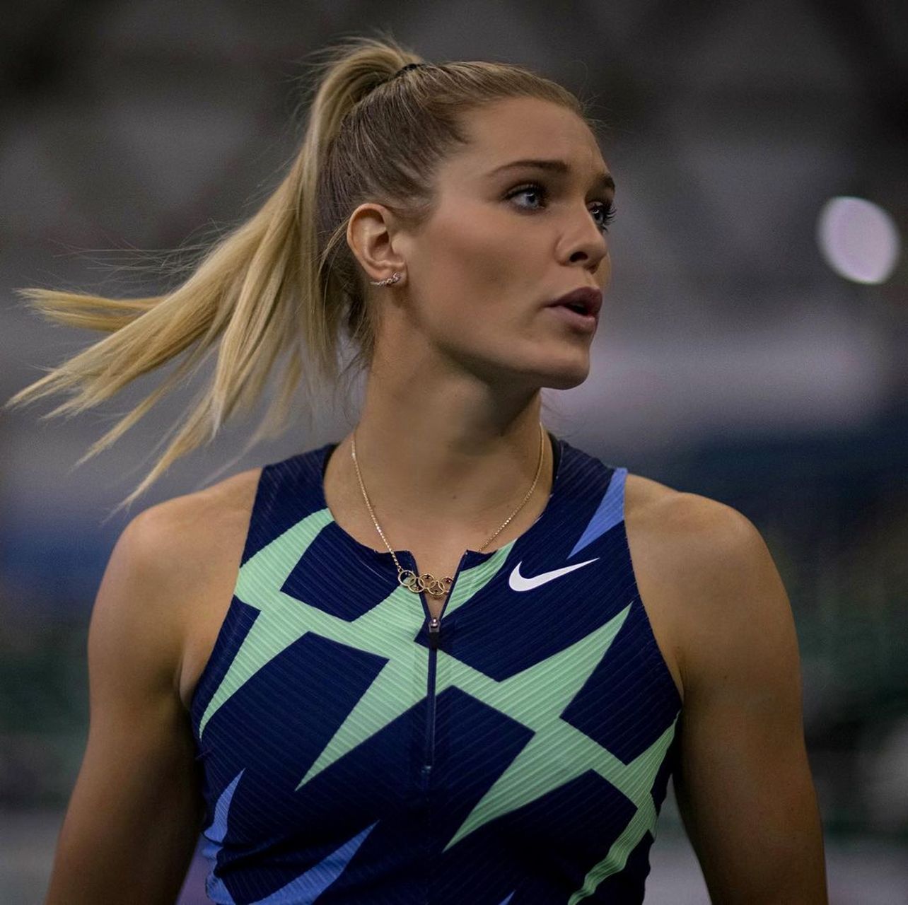 纽曼是2018 年英联邦运动会女子撑杆跳高的冠军,她创造了 4.75 米(15.