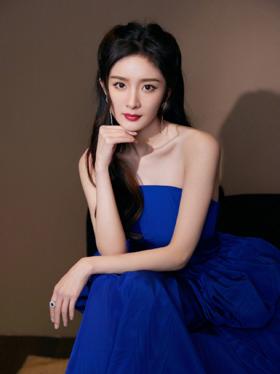 杨幂最近礼服三套,红,蓝,黑三套给大家拜年