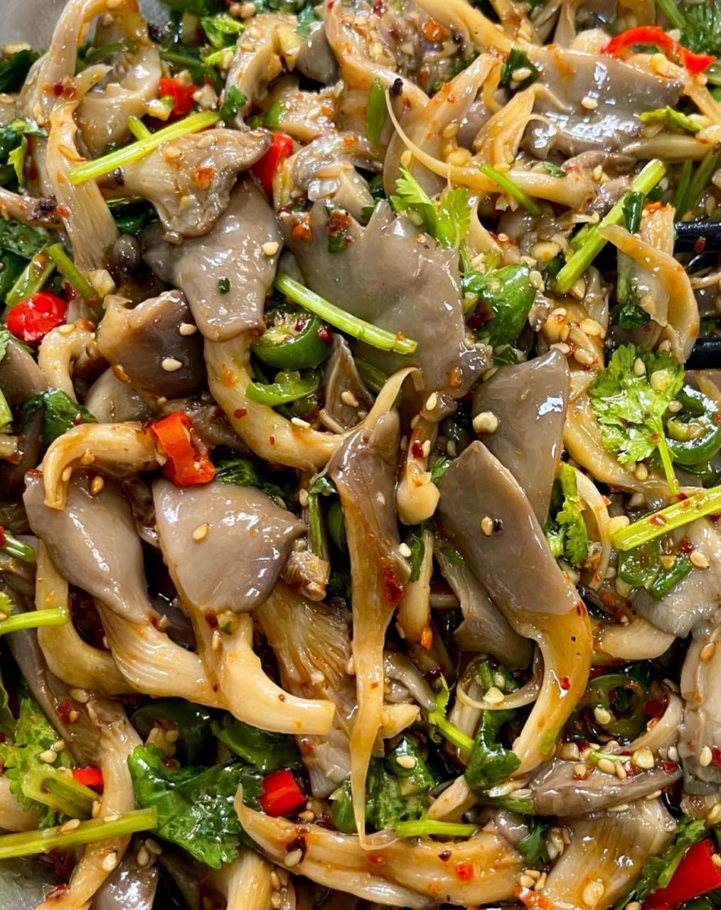 准备小米辣,杭椒,葱末,蒜末,白芝麻,辣椒面 泼