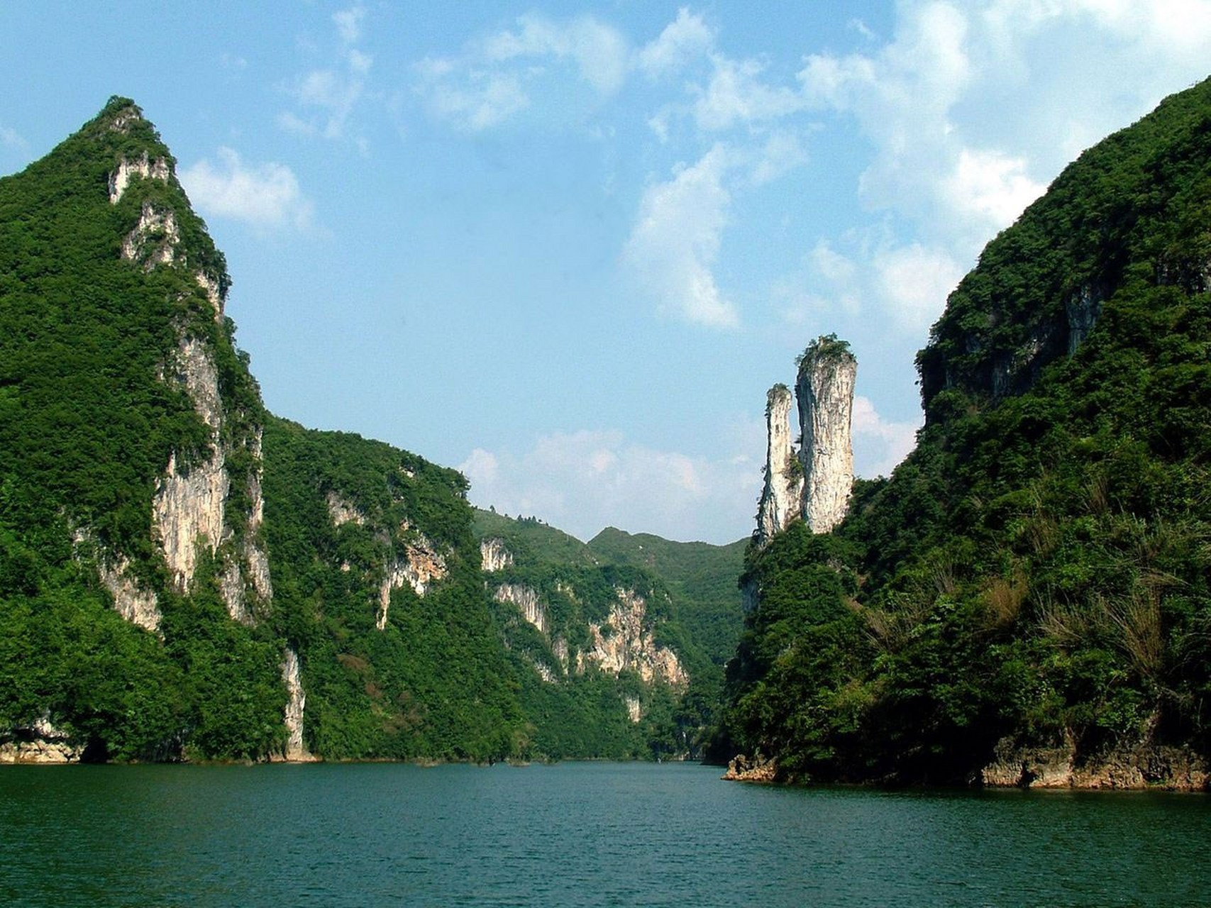 苗王峡 位于宜良县苗王峡南盘江边的苗王峡,是开辟出来的一个生态园