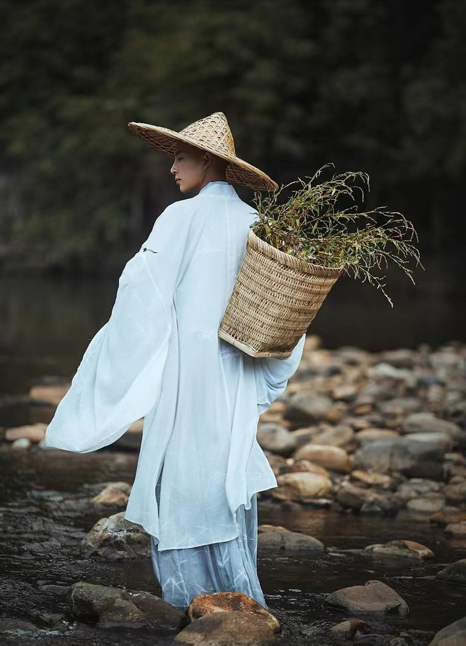 听到他的惊叫,仆人将其捞出后,发现是自家夫人,和尚直接被五花大绑地