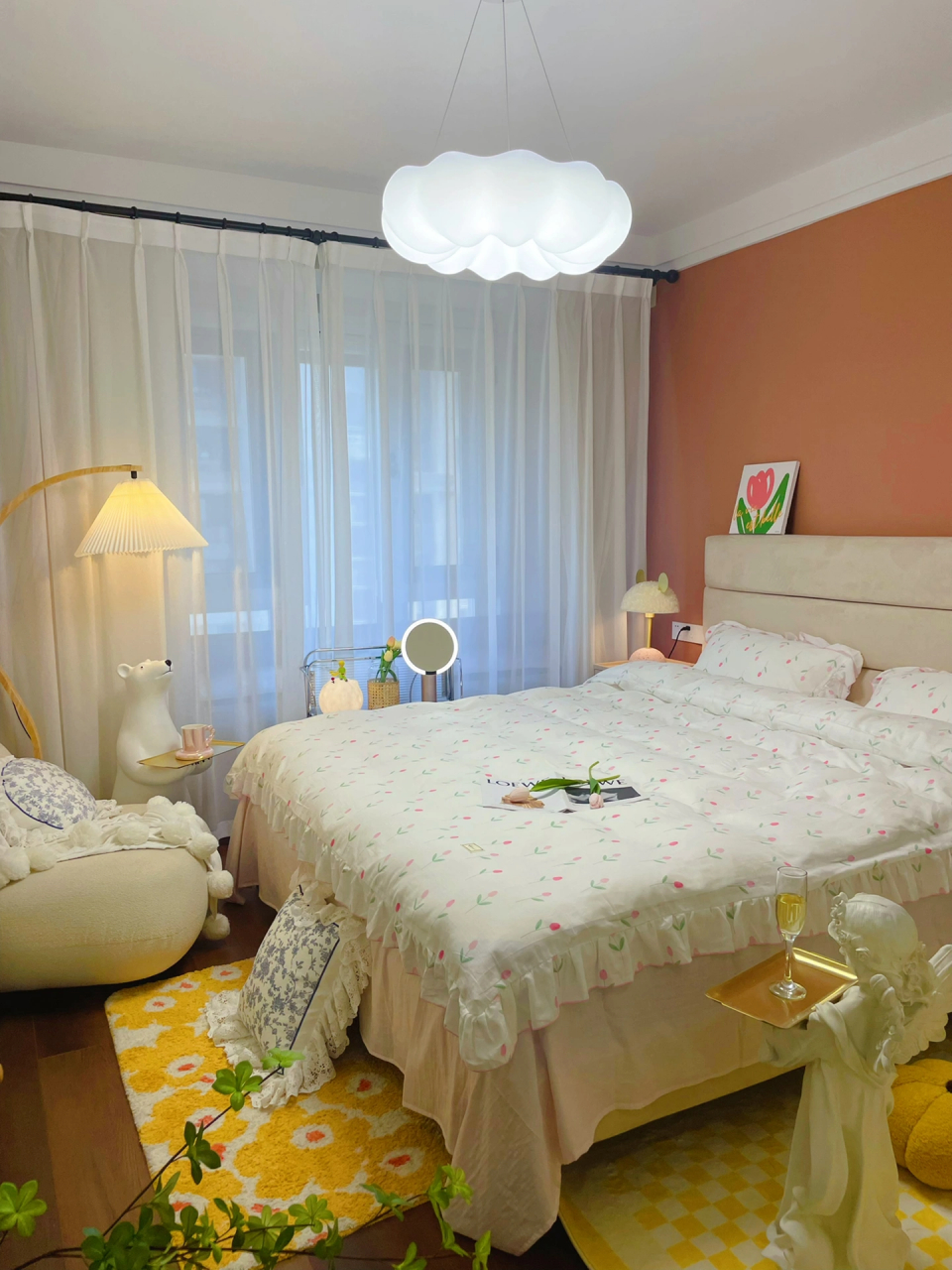 啊~ 今天刚收拾好房间我妈妈就来了,看到我新布置好的卧室说了一句:真