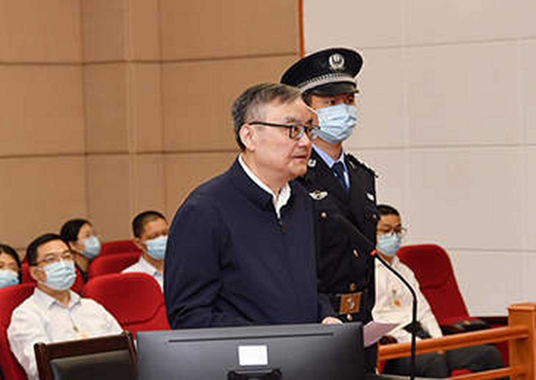 省漳州市中级人民法院一审公开开庭审理了江西省人大常委会原党组成员