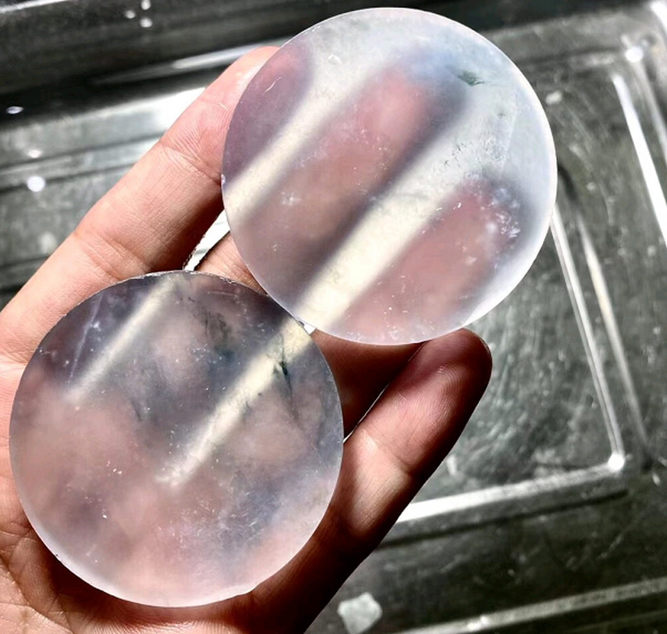 这几件翡翠手镯芯,你猜猜多少钱?