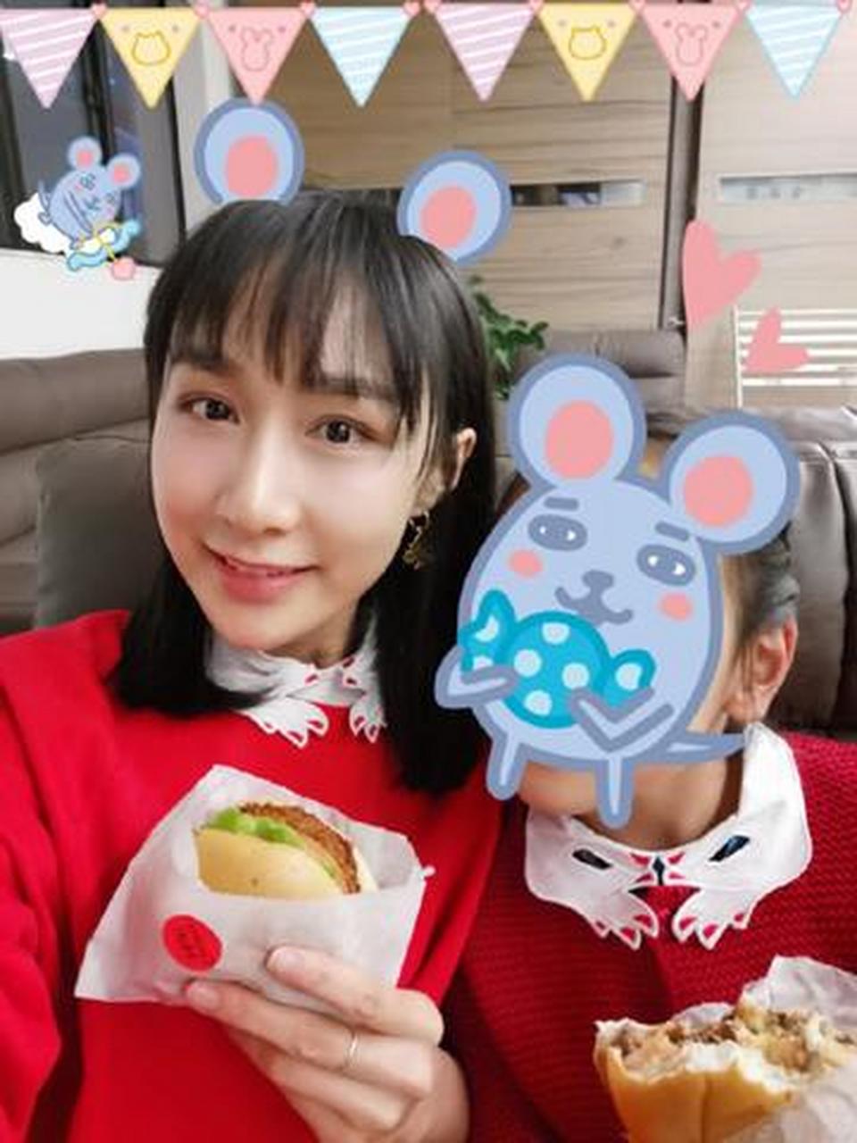 雷佳音老婆晒与女儿合照 近日,雷佳音的妻子翟煦飞在社交媒体上晒出了