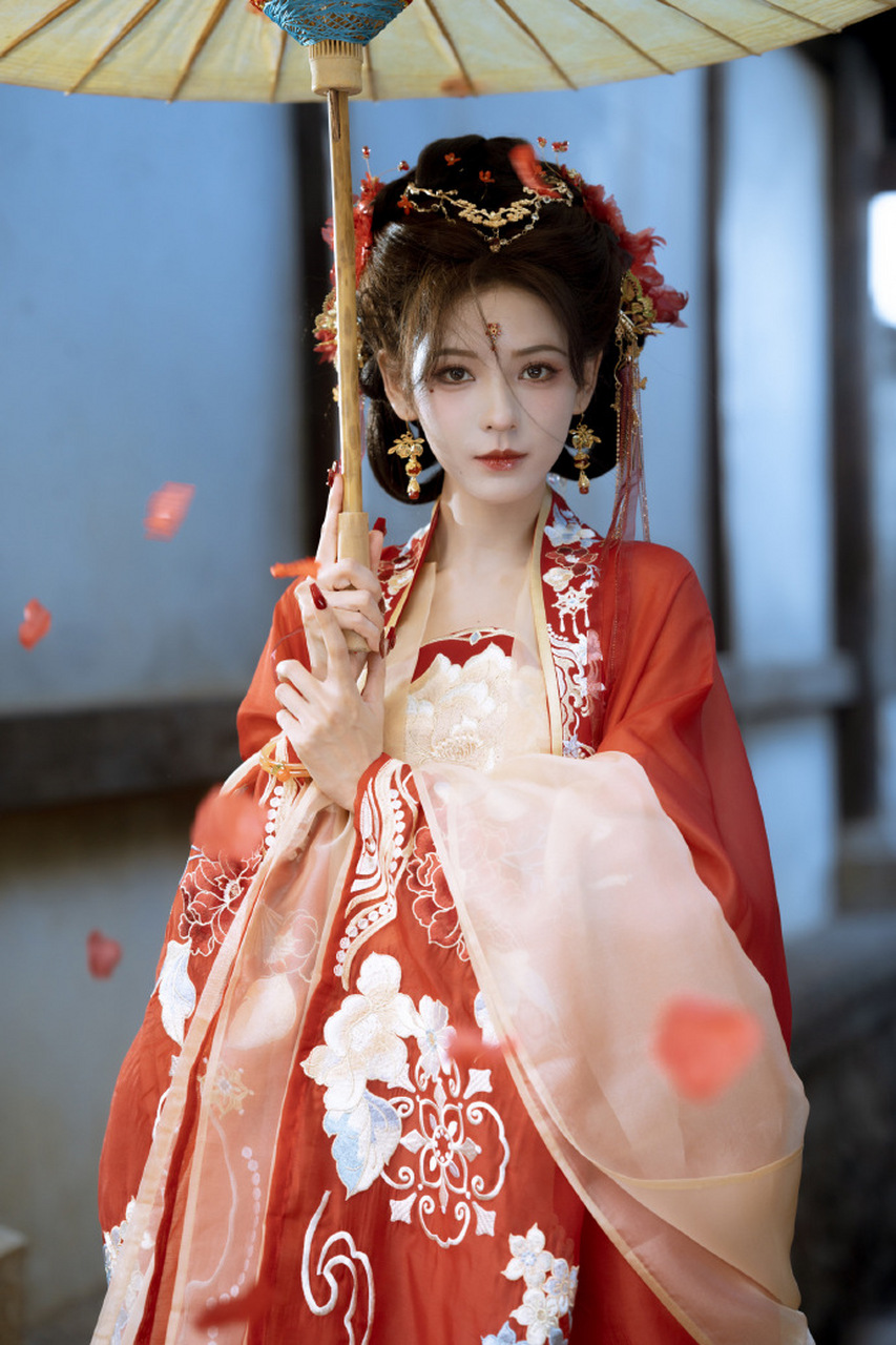 张予曦红衣古装造型 感觉小说女主有脸了