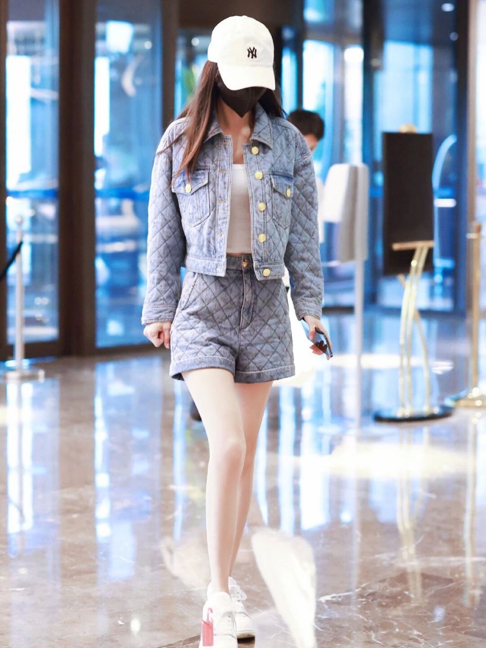 牛仔棉服化身高街girl angelababy近期一套私服穿搭 身穿蓝色印花烫钻