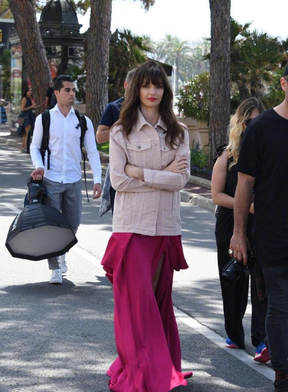 法国女演员annabelle belmondo,齐刘海配吊带裙看上去真的很美,平领