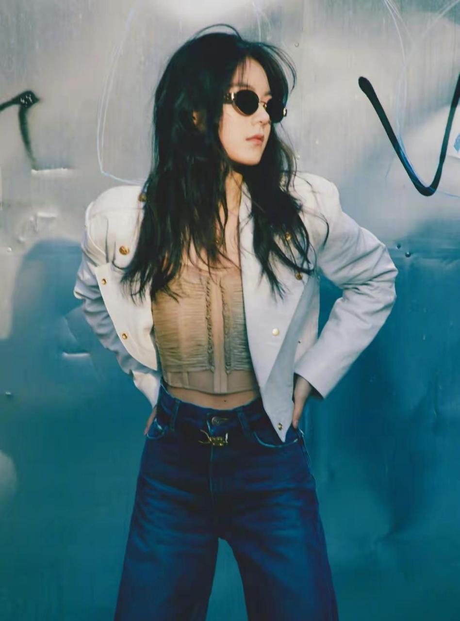 赵今麦在温暖的阳光下露出小蛮腰,又性感又靓丽,真人演绎什么叫做行走