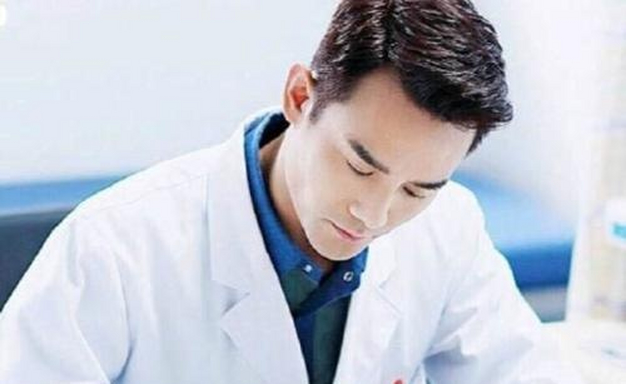 8《到爱的距离》,凌远,肝胆外科专家,b大医学院附属第一医院院长.