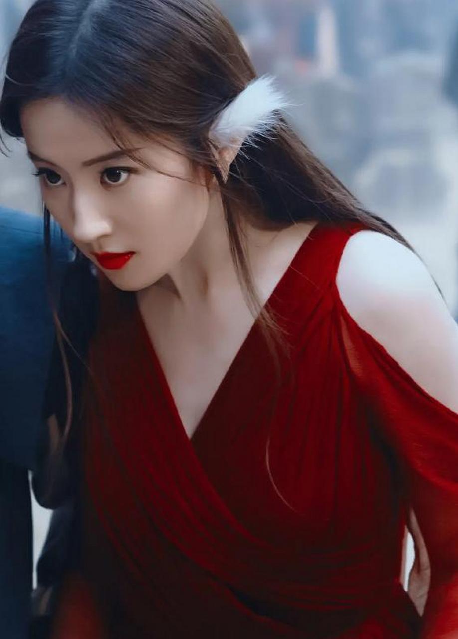 刘亦菲新剧杀青给主创送lv# 有网友爆料,仙女姐姐刘亦菲在新剧杀呛篌