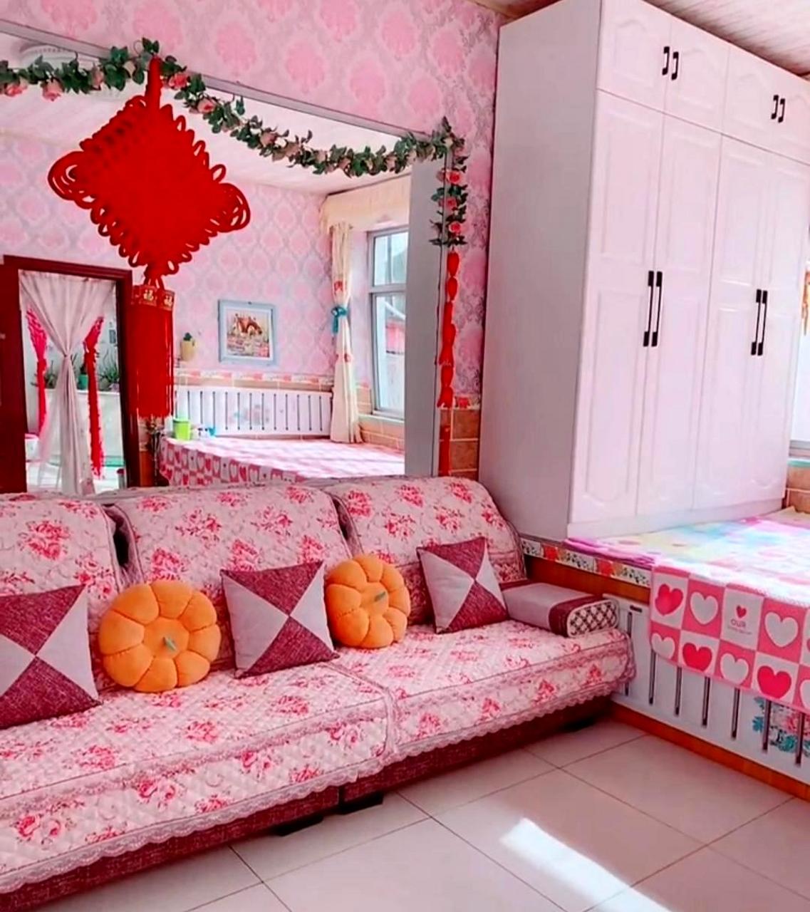 我要学习这位大姐把房间收拾得又干净又漂亮,将来也让村里的房间变成