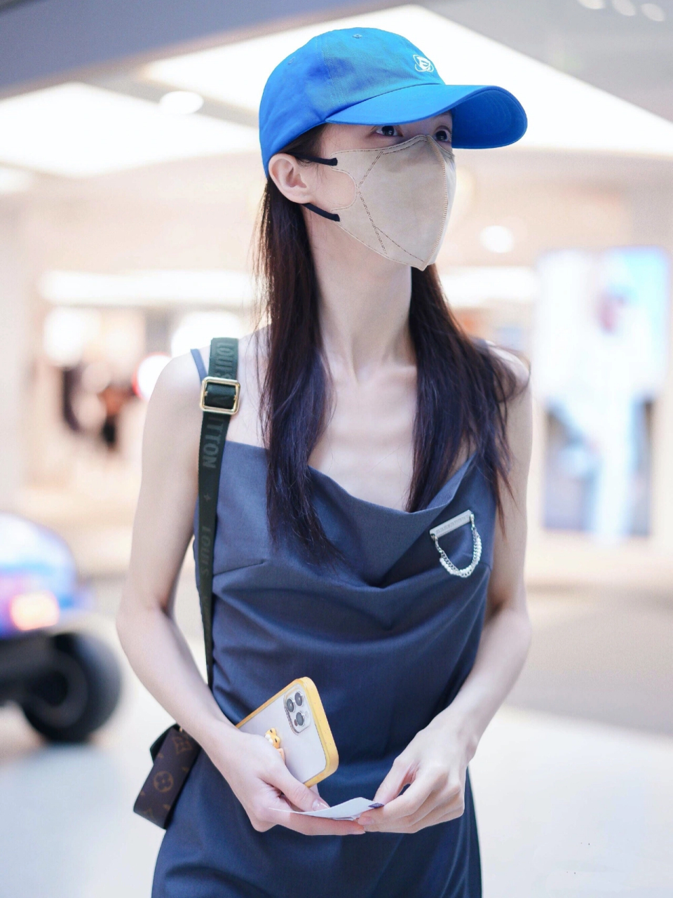 金晨私服穿搭  金晨身着一件优雅的露背吊带裙,展现出高贵而迷人的