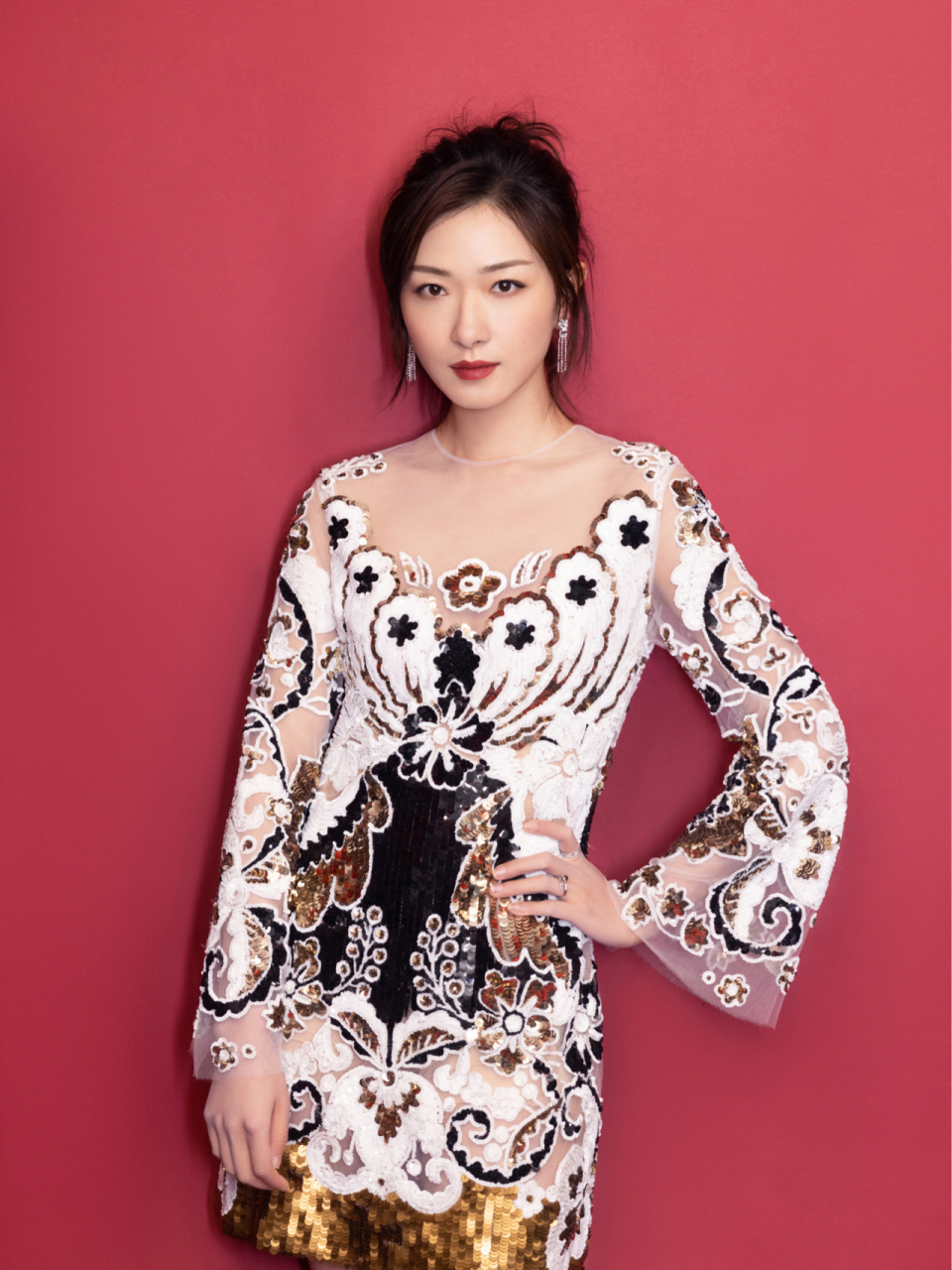 万茜穿搭 女明星私服爱豆同款礼服穿搭 look: 连衣裙&鞋子:华伦天奴