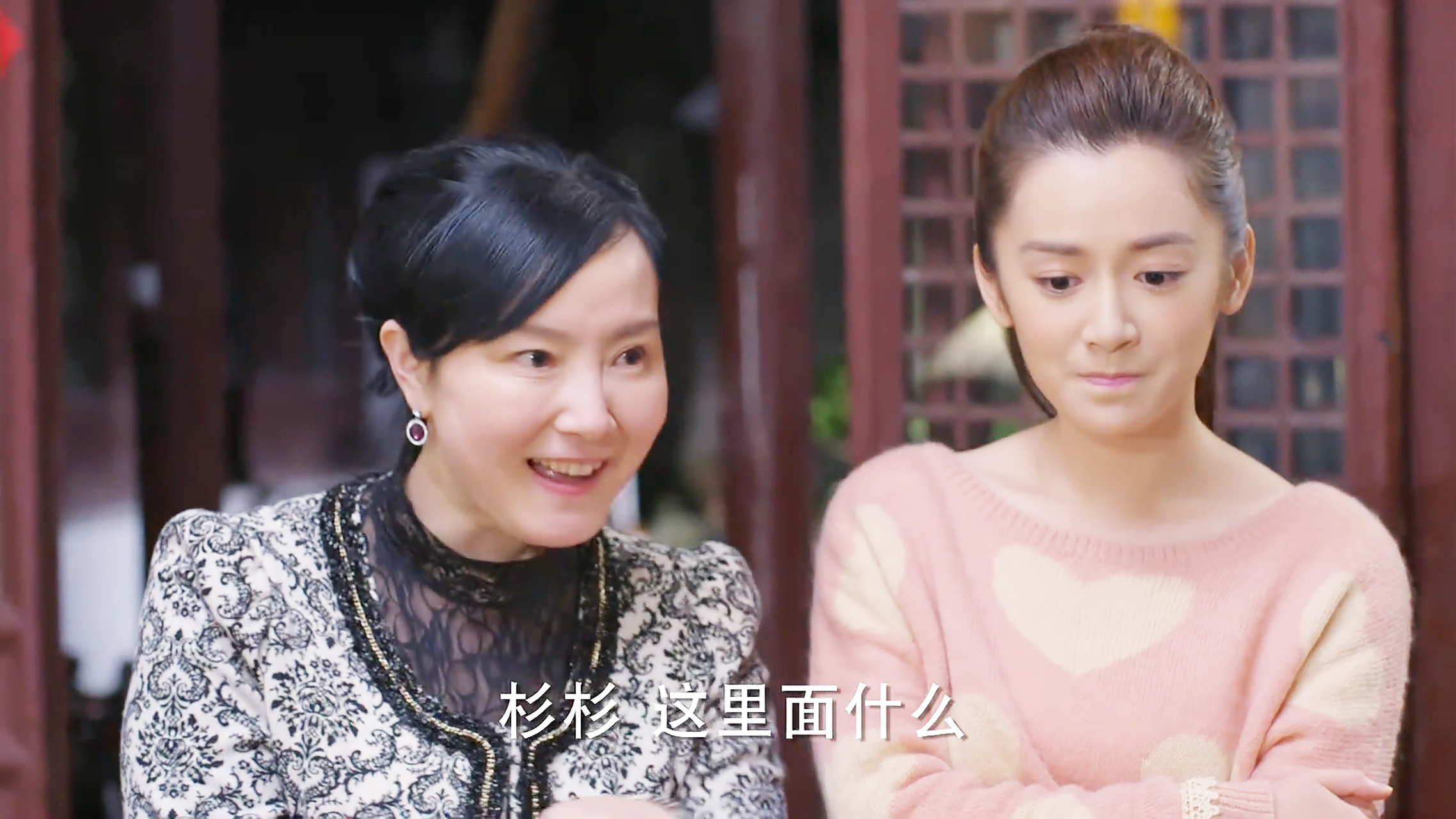 《杉杉来了》中,大伯母问薛杉杉带回家的年货:"杉杉,这里面是什么?