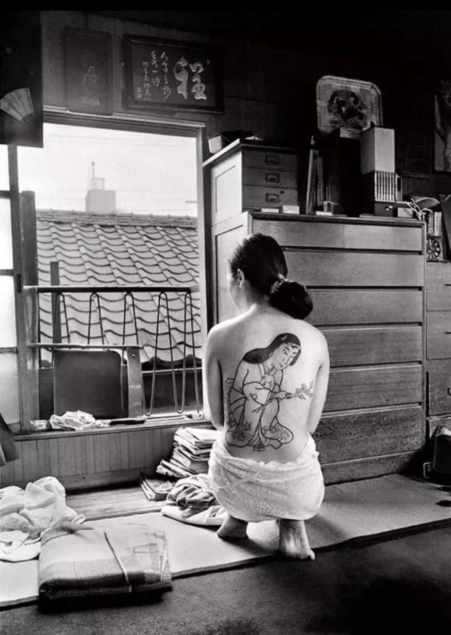 一张 1960 年代在日本纹身的年轻女孩的照片!