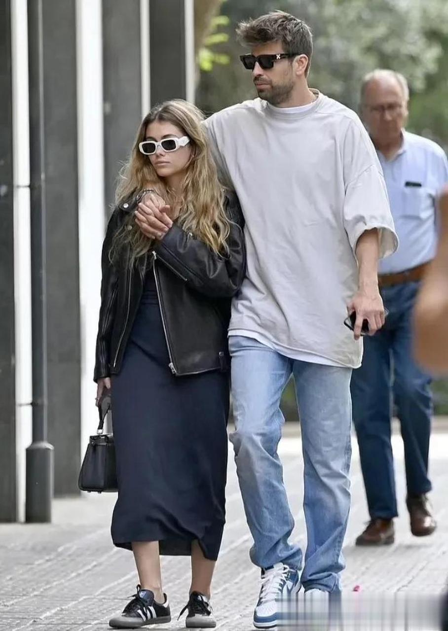 36岁杰拉德·皮克被拍到搂着小女友克拉拉在巴萨罗那街头漫步.