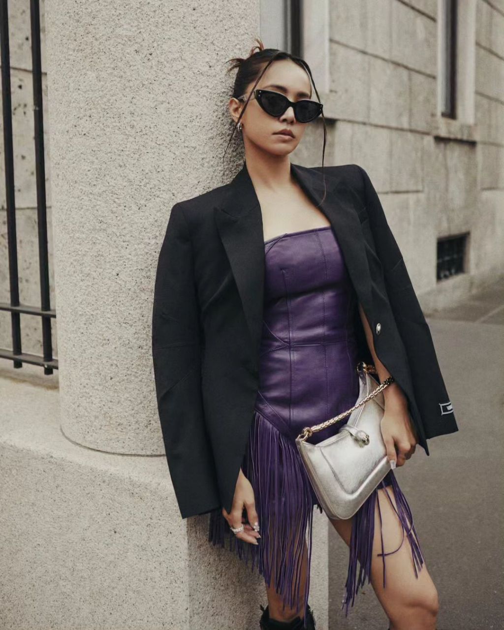 乐坛天后蔡依林漫步街头演绎versace 2023春夏系列紫色流苏皮裙和