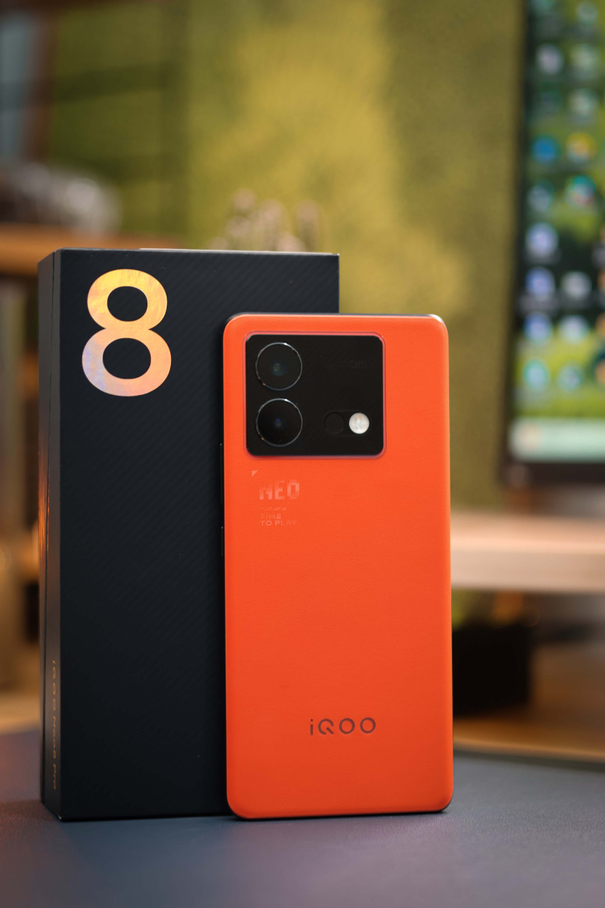 来一组iqoo neo8 pro 的图赏吧,这个赛点配色比上一代的橙色要更偏红