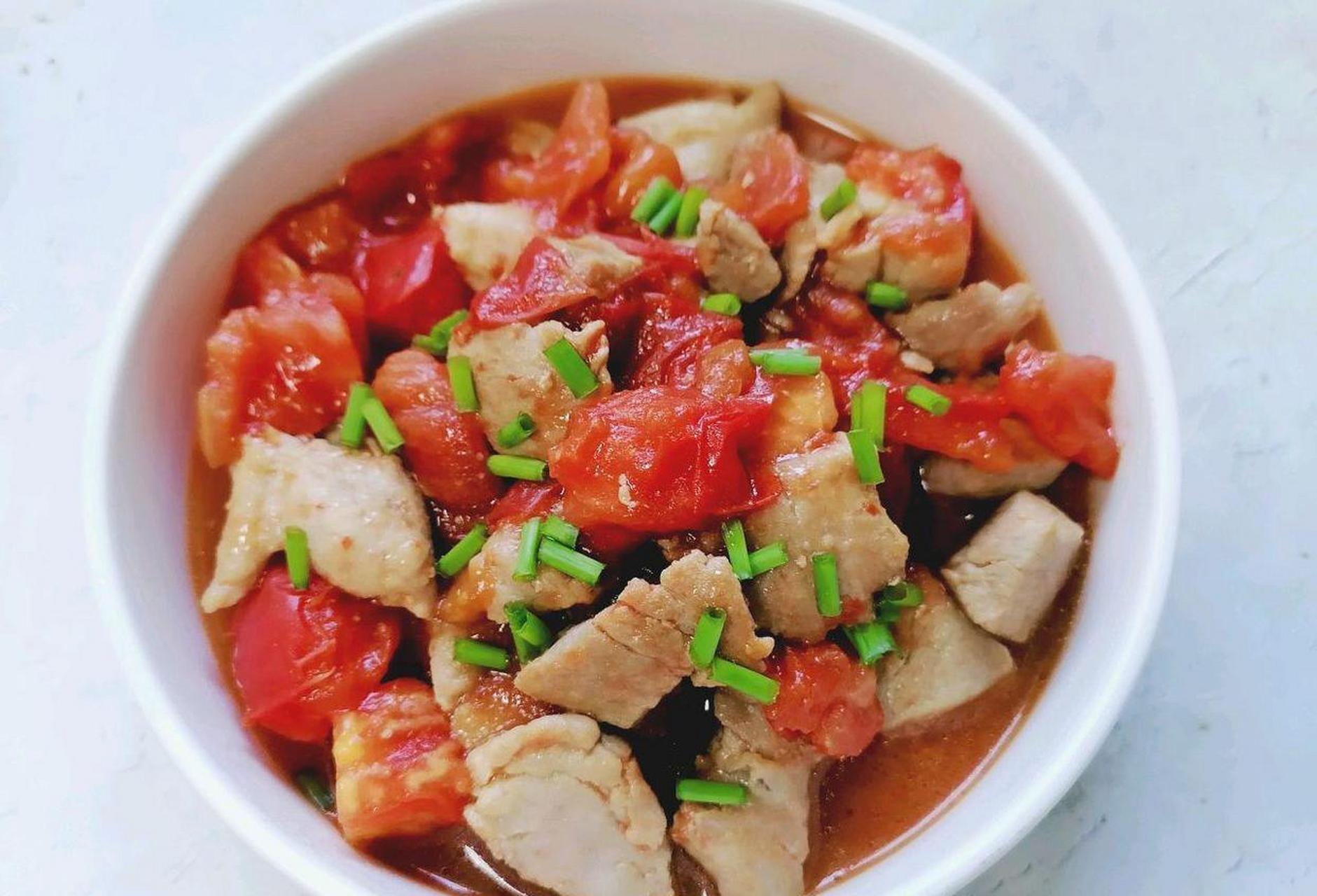 西红柿炖猪肉 西红柿炖猪肉的用料 里脊肉:200g 西红柿:2个 葱:3根