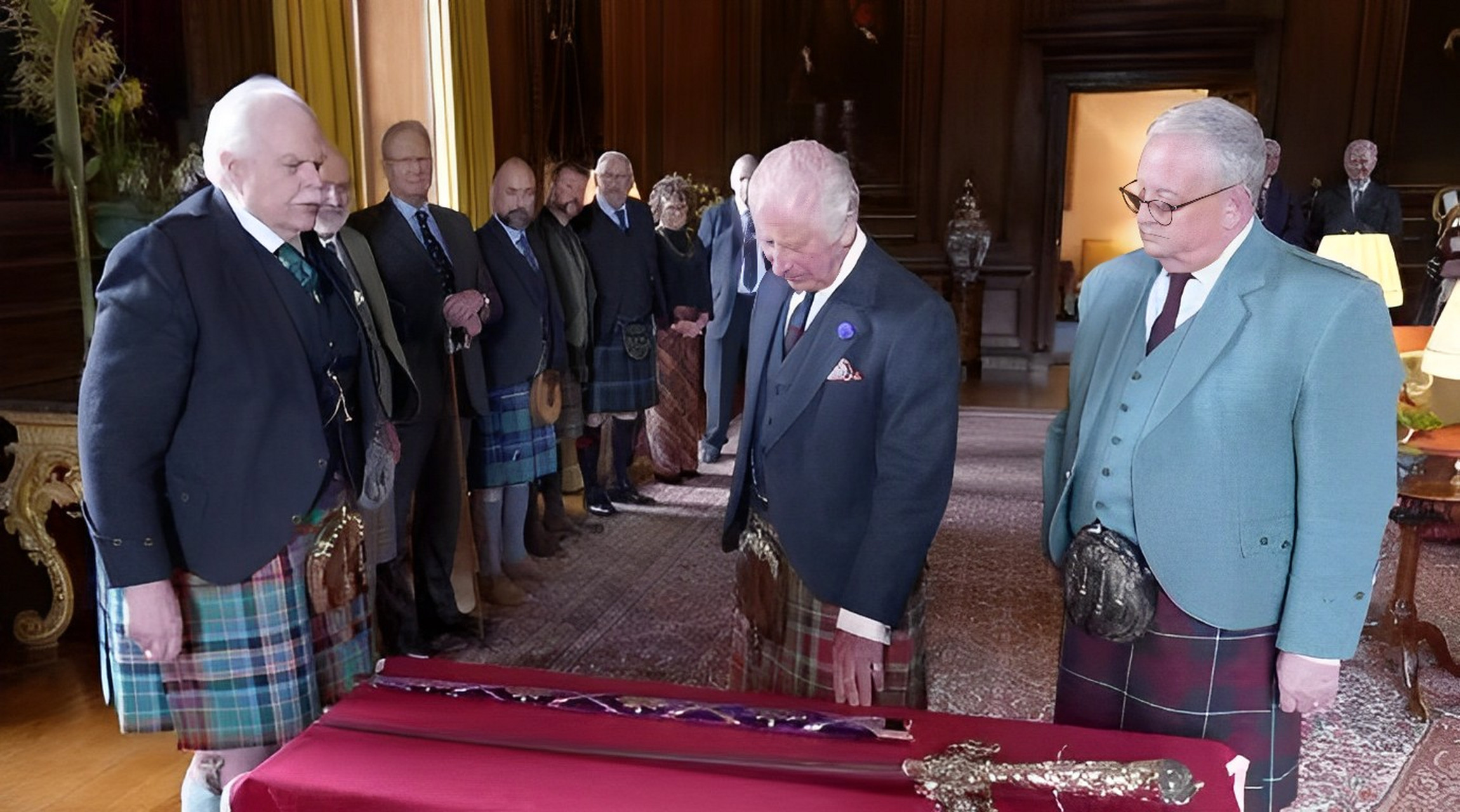 另见经典的苏格兰格子裙,查尔斯三世在爱丁堡的荷里山路德宫参加仪式