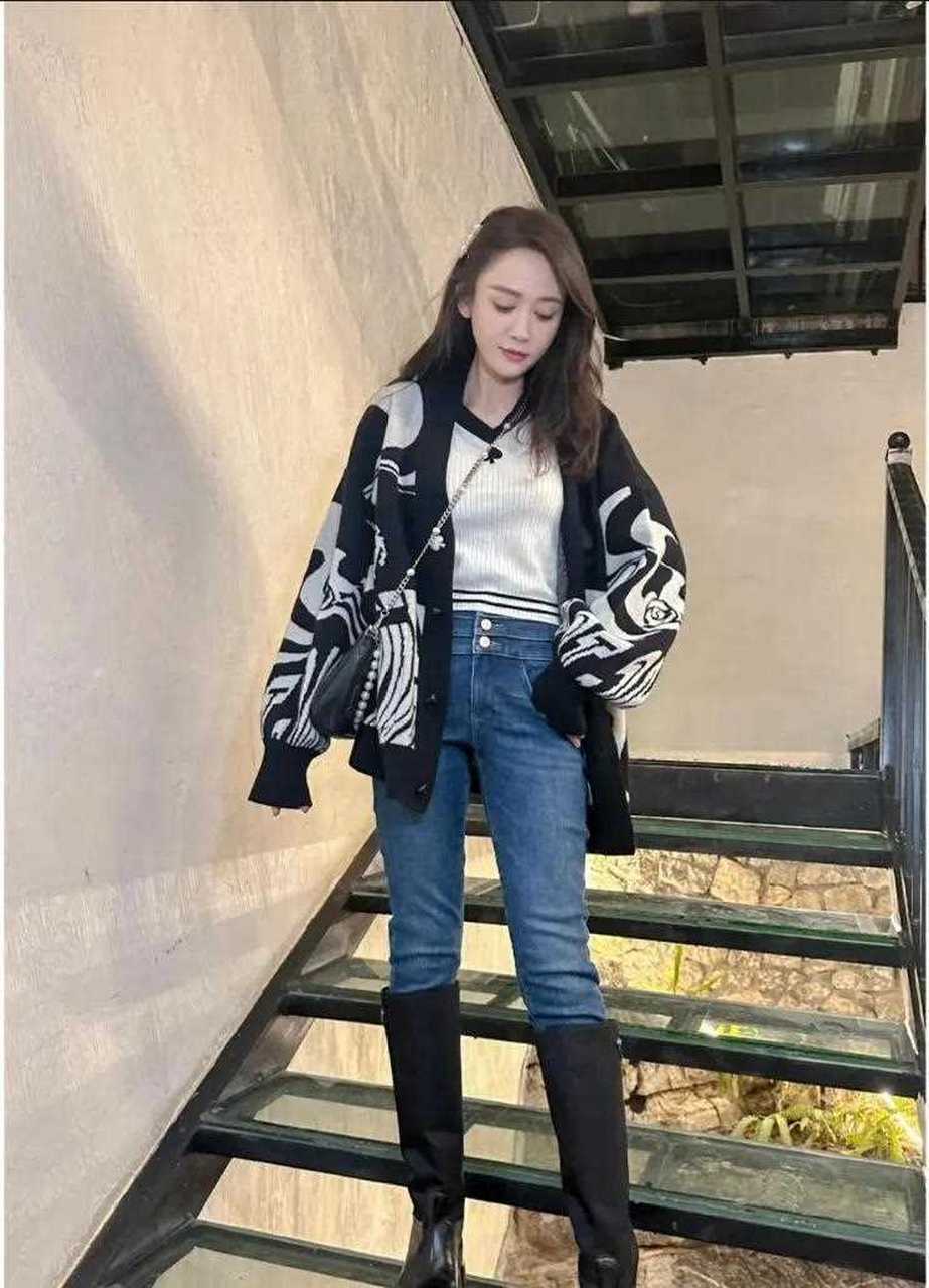 陈乔恩～ 黑白配色轮廓宽松毛衣 温暖过膝长靴～适合四肢纤细的女生