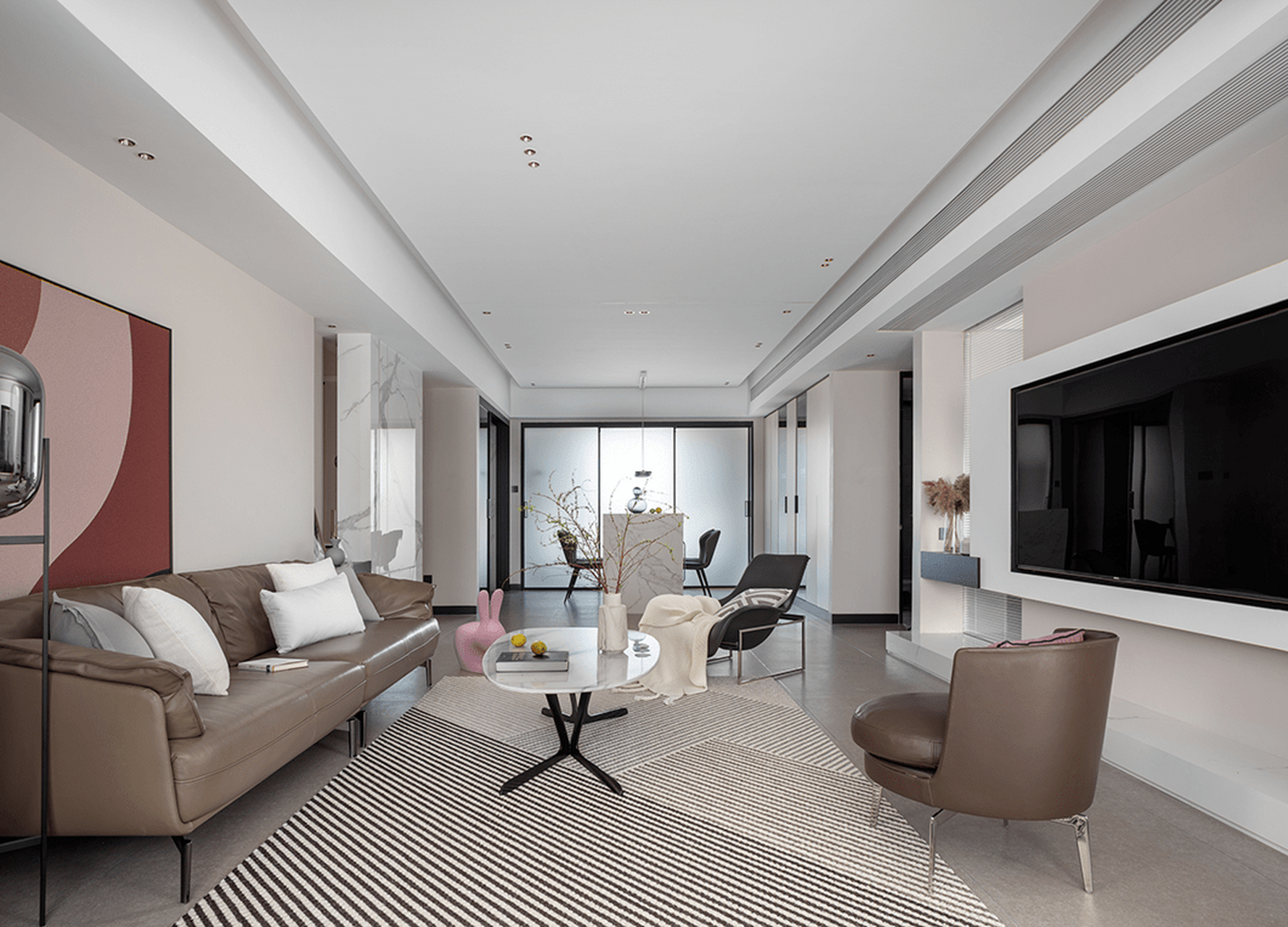 这套现代风格的三居室房子,客厅天花采用简洁的无主灯设计,搭配浅灰