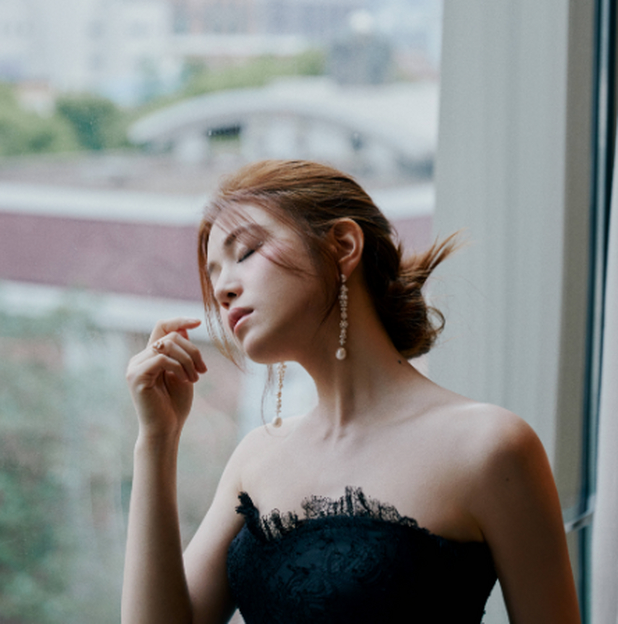 陈妍希穿黑色蕾丝裙高贵典雅 珍珠眼妆破碎感满满