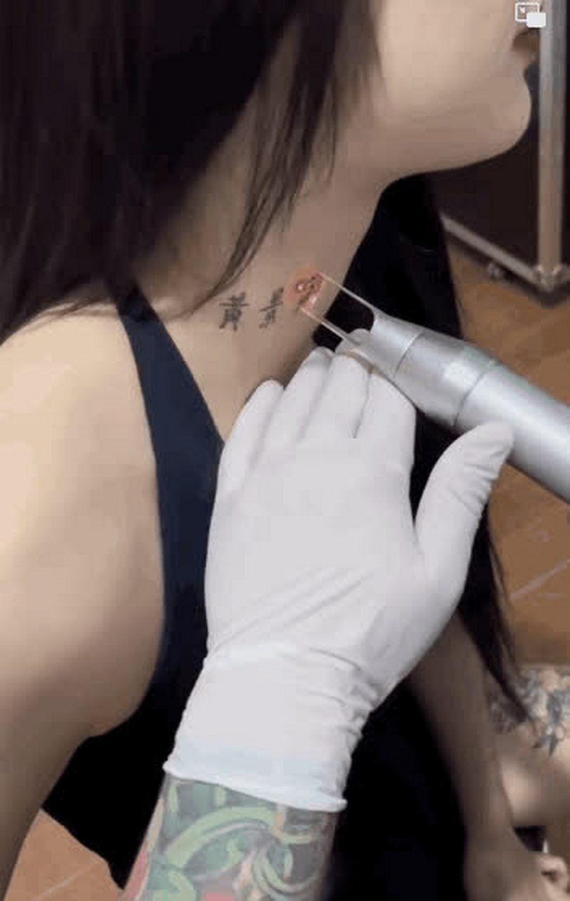 一个纹身女孩正在敲击脖子上的名字,似乎一段美好的爱情已经结束了.