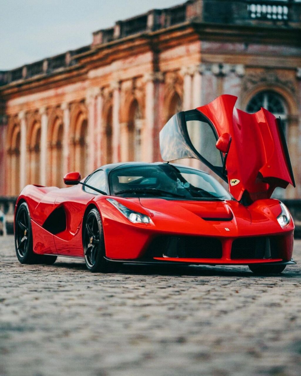 揭开法拉利拉法的华丽面纱  法拉利拉法,这款超级跑车的名字在车迷