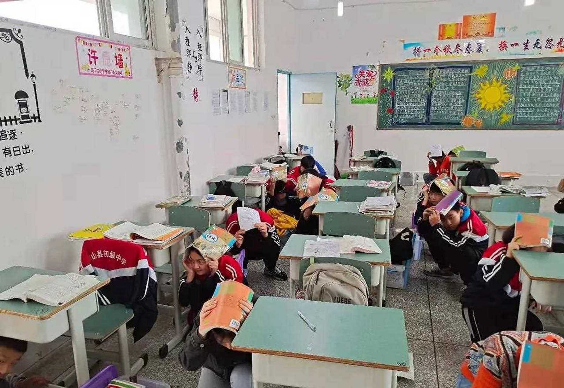 芦山地震8周年,芦山县初级中学举行地震应急演练! [戳脸]