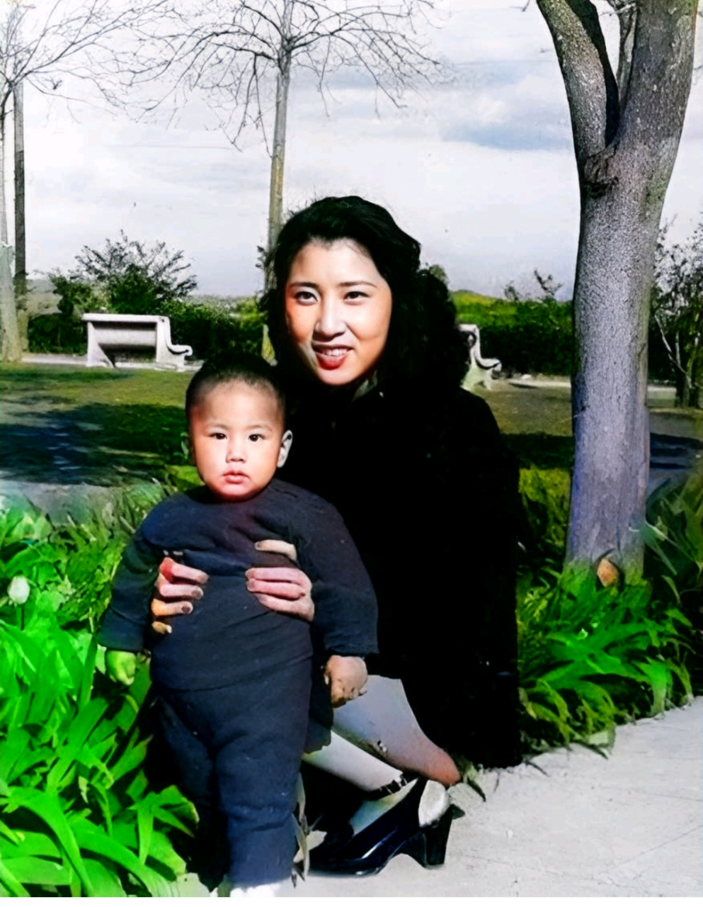 2007年,大将粟裕侄子粟刚兵,邀请张灵甫的遗孀王玉龄,来到孟良崮看