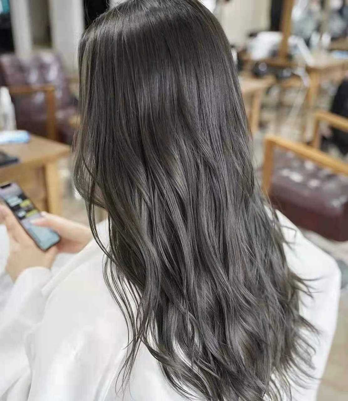 【显白又高级的冷色系染发,低调又有品位】 越来越多的妹子喜欢冷色系