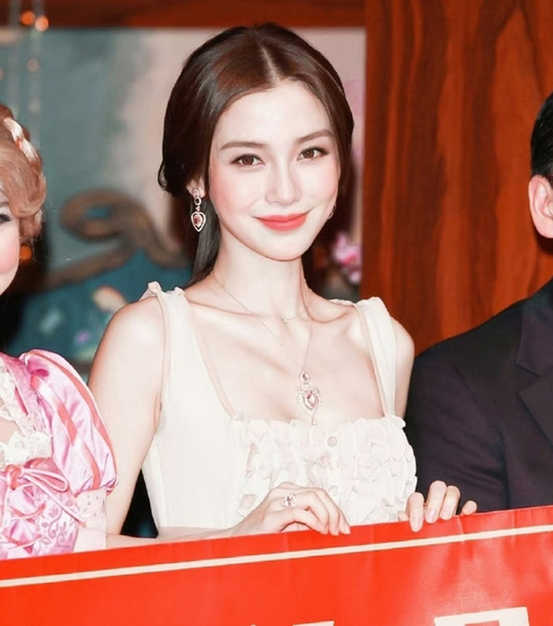 angelababy从早期在香港发展时的一组写真开始,就展现出美貌与野心