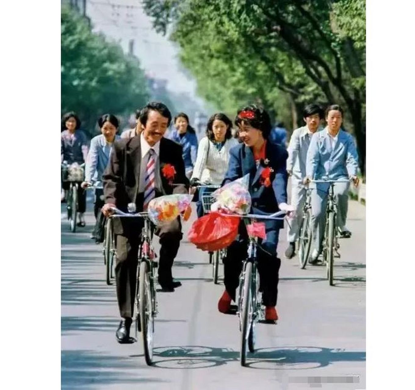 这张珍贵的照片记录了上世纪八十年代一对小夫妻结婚时的情景.