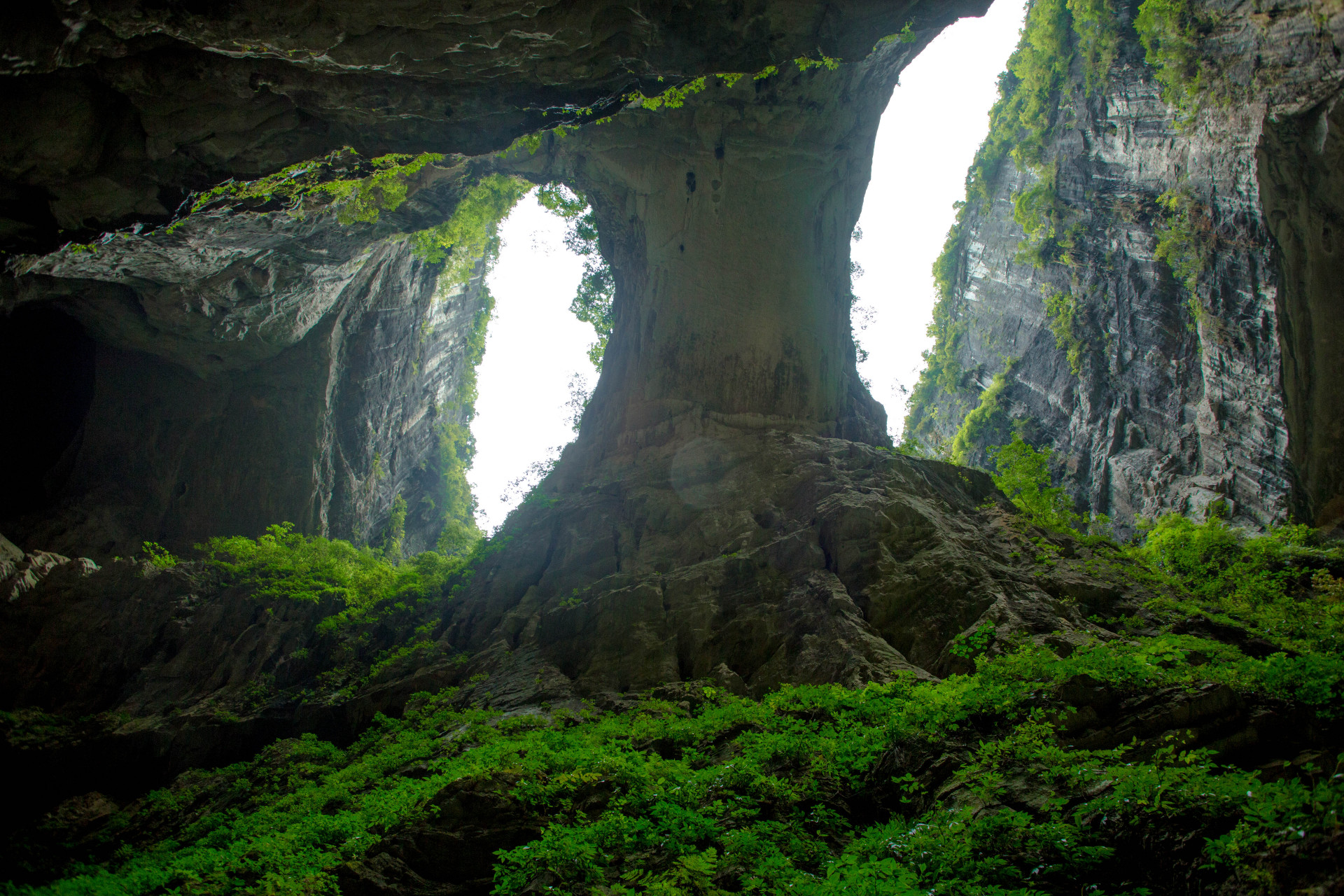 蒲花暗河是位于中国重庆市黔江区蒲花河濯水段,暗河部分长约2公里
