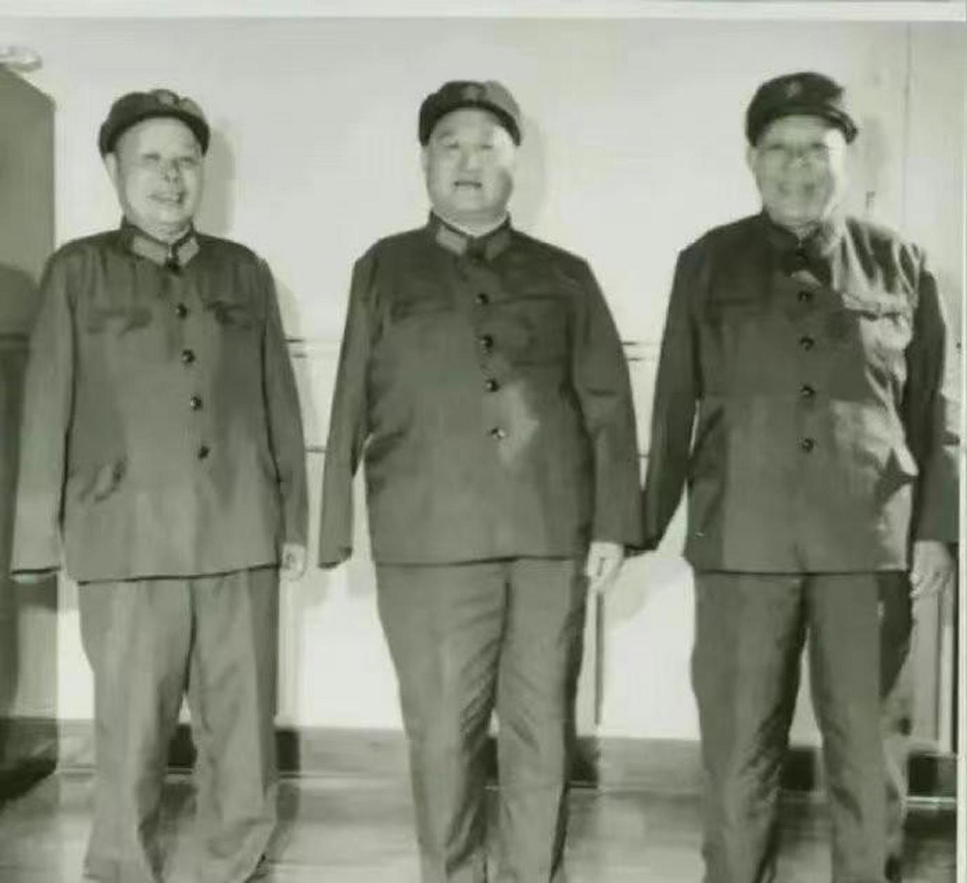 1939年,三位独臂军人在山西拍摄的合影,左起彭青云,左齐,晏福生.