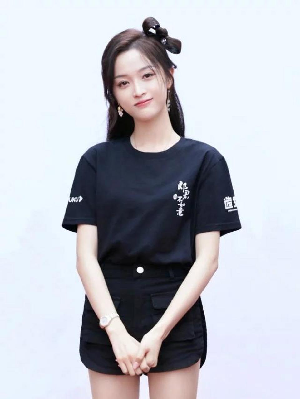 吴宣仪穿搭是个谜?拿"垃圾袋"当成裙穿,土味时尚让粉丝受不了