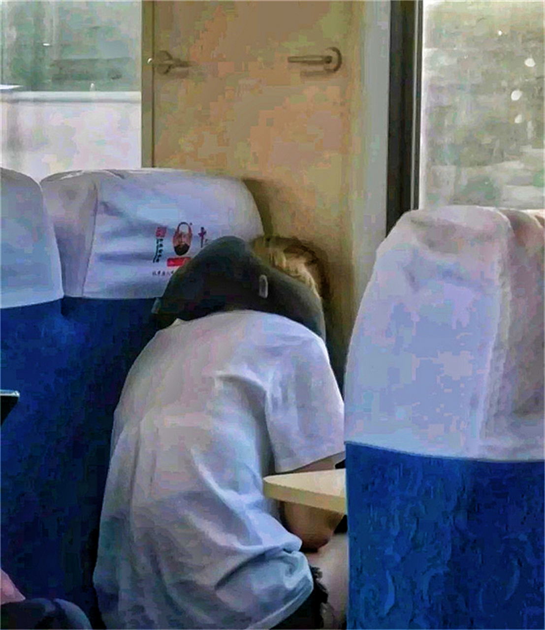 夏天火车要想不冻,得带被子.