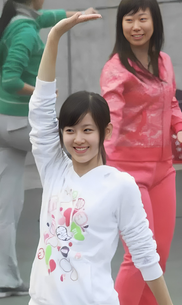 这张照片显示章泽天在年轻时.她在镜头前清新可爱.